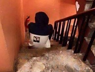 Bức ảnh Xiumin ngồi thu lu ở cầu thang quán ăn khiến các fan EXO đau lòng
